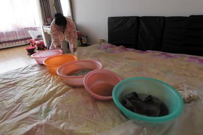 绥阳楼上漏水，住户失联，小区没物管，业主维权难！律师来支招……